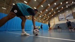 广东队在CBA俱乐部杯首战遭遇惨败，落后山西14分，外援表现不佳，失误频繁，防守被压制。